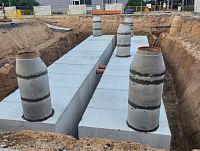 Betonová velkokapacitní, velkoobjemová, akumulační nádrž s nerezovými příčkami, odtoková a odběrná šachta s kompozitní mříží, stavítkem DN 400 a spádováním dna, Suchdol, db betonové jímky